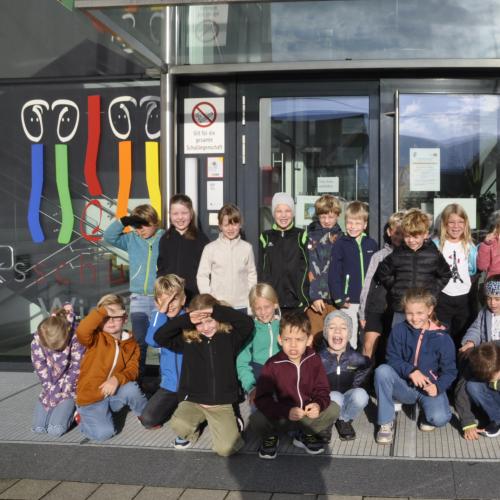 Die zweiten Klasse mit Polizistin Anna.