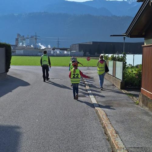 Radfahrübung der vierten Klasse Hochformat 2