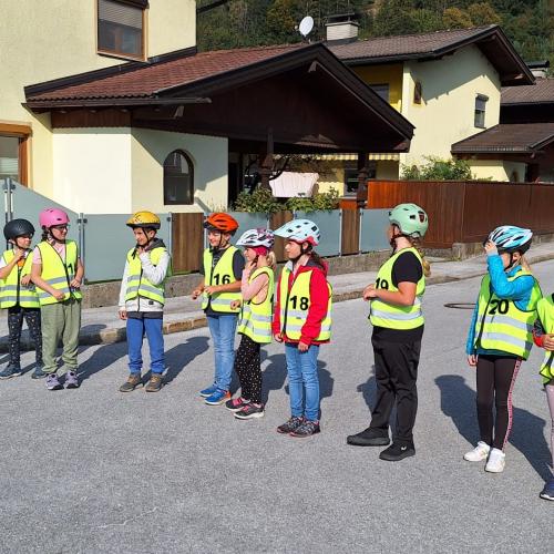 Radfahrübung der vierten Klasse Hochformat Gruppe