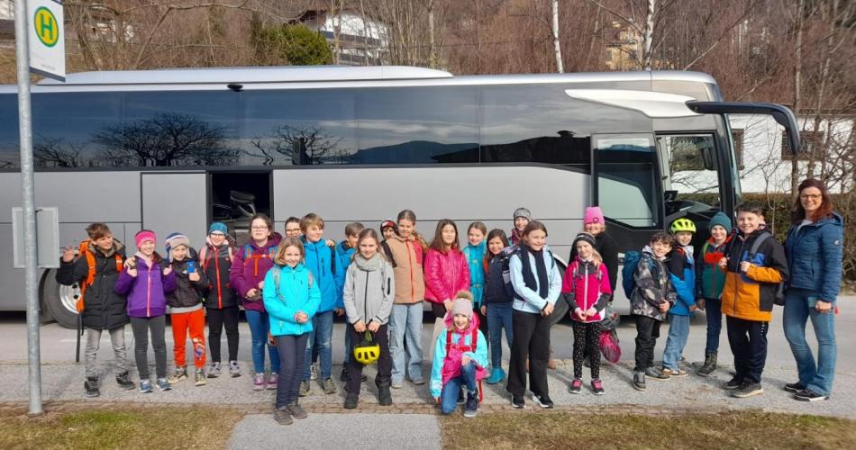 Klasse vor dem Bus
