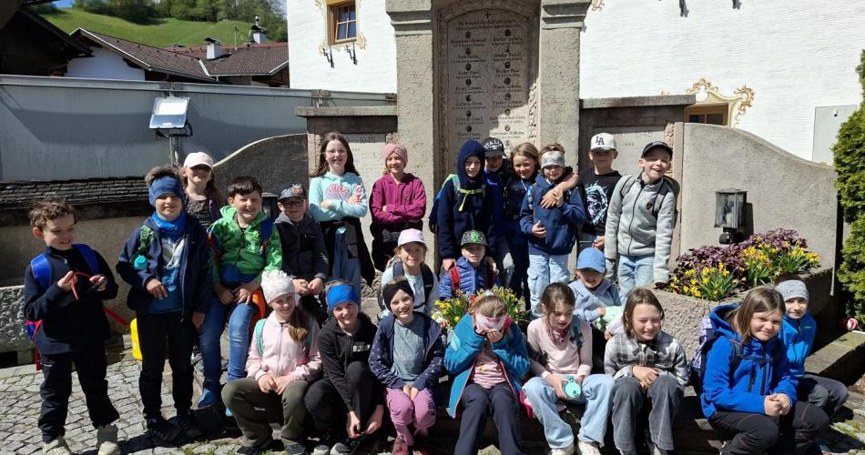 Vor dem Kriegerdenkmal